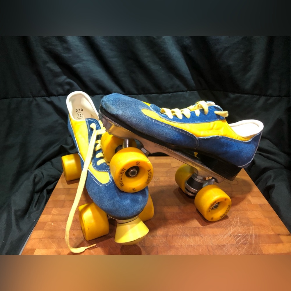 VINTAGE 90s Roller Derby Skates
